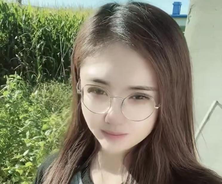 |妻子白嫩的手握着丈夫黢黑粗糙的手，满眼心疼：他单枪匹马养全家