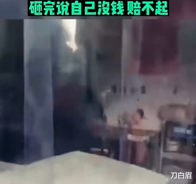 店家因没及时出餐,女骑手爆怒打砸餐厅,砸完说自己没钱赔不起