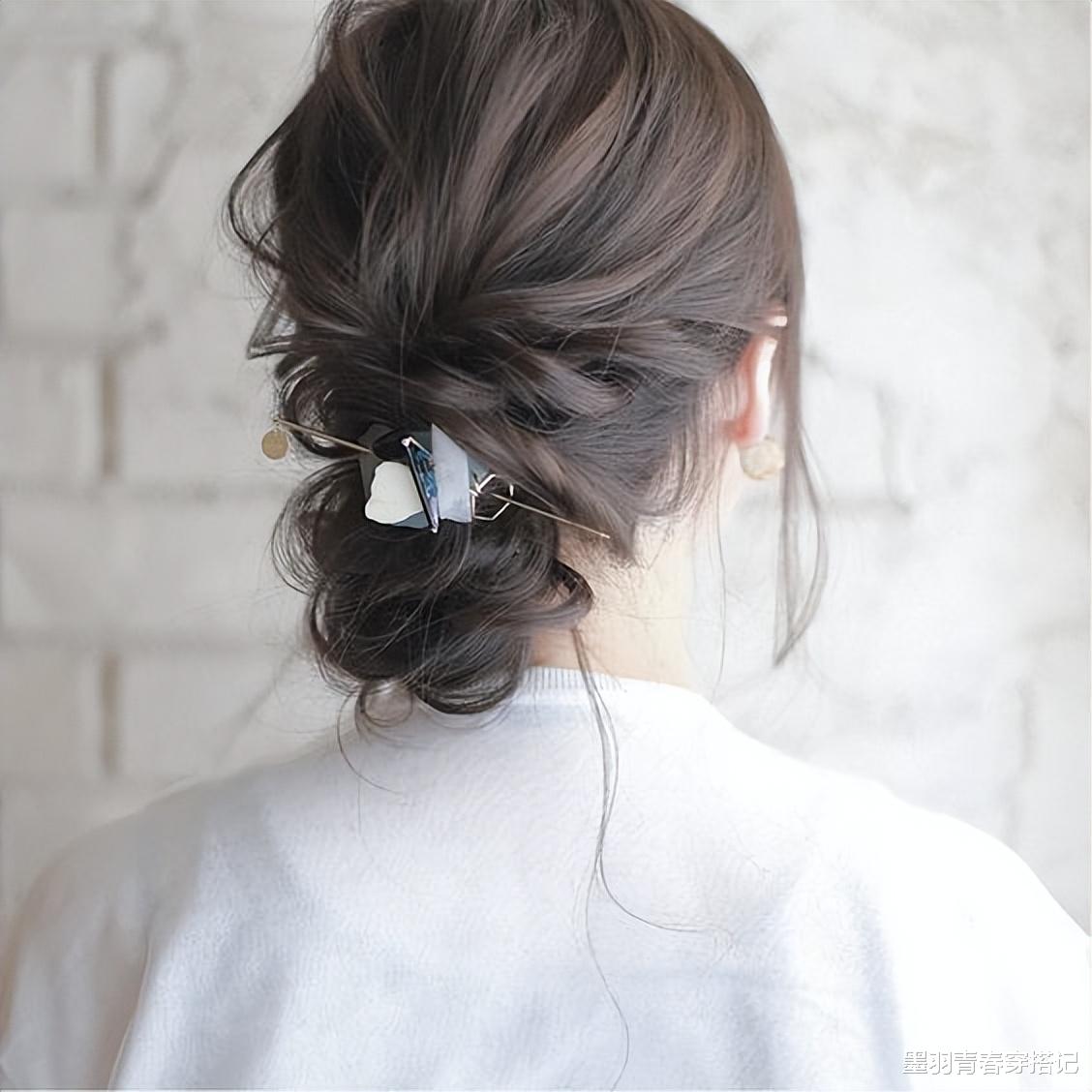 马尾辫 女人不管多忙,出门都尽量打理一下发型,否则衣服搭再好看也白搭