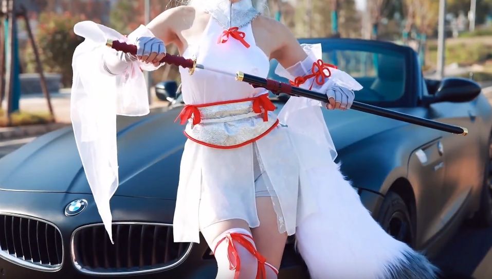 全员加速中|网红妹纸全员富婆？腐团儿长腿豪车照曝出，着白丝胡桃再喜提宝马