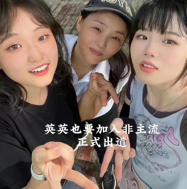 姜素拉 孙卓暑假跟家人出游,穿着帅气发型吸睛,这一小细节很暖心