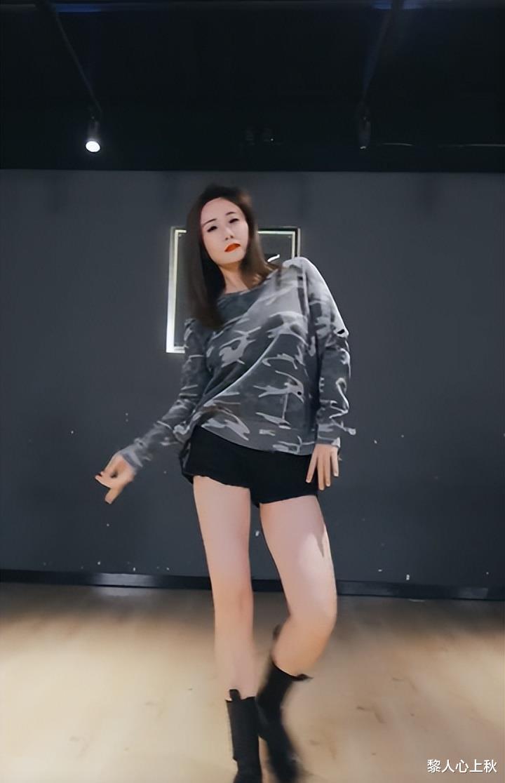 刘芸|40岁刘芸露大长腿热舞！摆臀扭腰姿势性感，大力甩头发丝飞扬