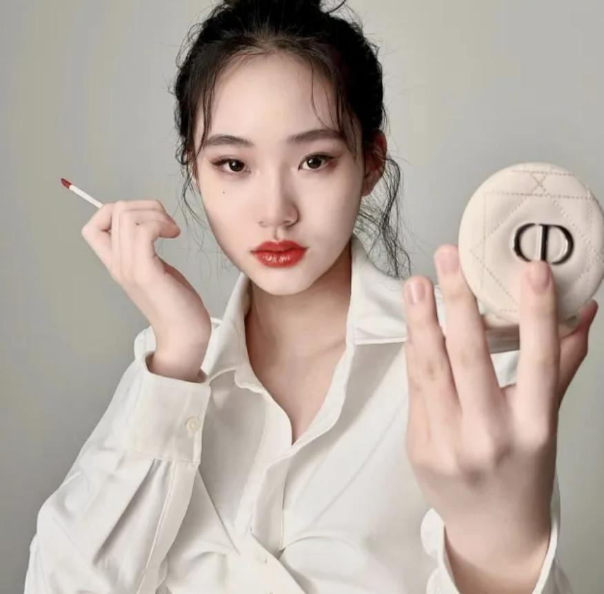 小S|小S携全家澳洲度假,背十几年前旧包,穿搭奇葩被嘲邋遢土气