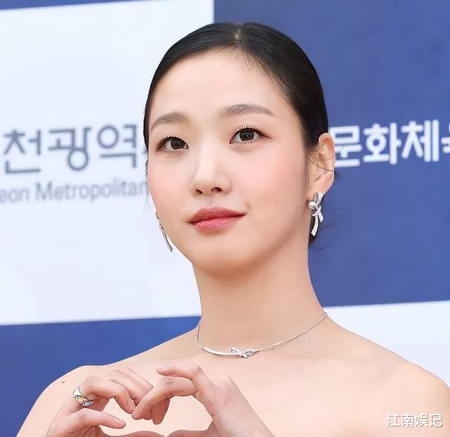 护肤品|韩国青龙大赏原图流出,离开后期修图的明星颜值暴跌,和常人无异