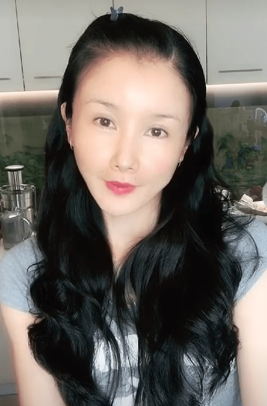 孙菲菲|42岁的孙菲菲晒照,嫁了个好老公,日常素颜卸了明星包袱,很美满