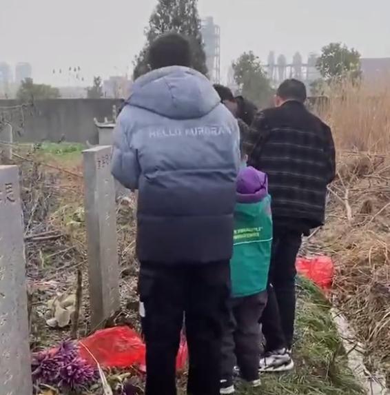 |孙海洋带孙卓去祭祖，孙卓3鞠躬显虔诚，却被网友吐槽不懂礼仪