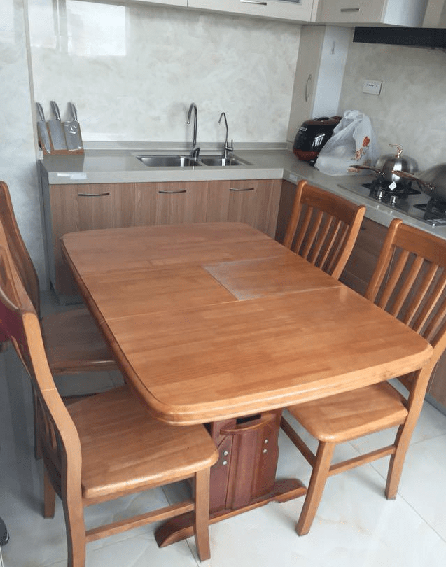 一时兴起把餐厅包进厨房,等餐桌一入场,老公抱怨转个身都得小心