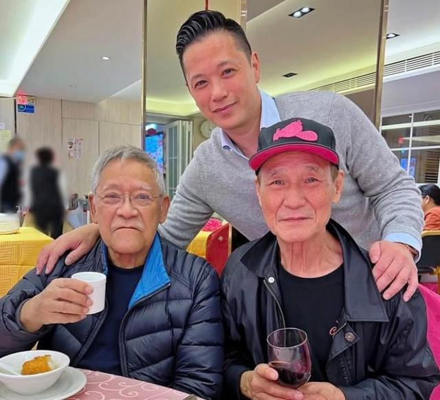 陈惠敏|港星陈惠敏与吴耀汉茶餐厅吃饭，两人心情大好，喝酒喝到满脸通红