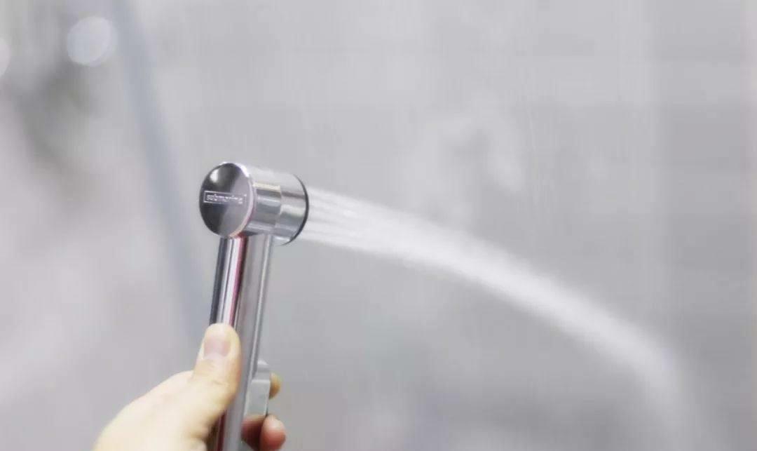 同样是小卫生间装修，看看人家的马桶周围布置，比我家的好太多了