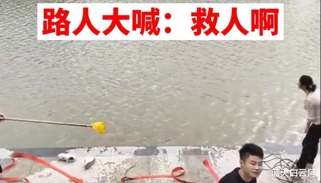 天津:情侣吵架女孩跳河,男孩救女孩后沉入河底,围观者无能为力