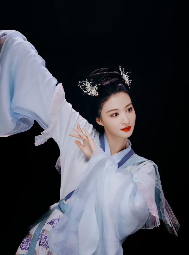 王楚然|王楚然国风大片好美！淡妆浓抹总相宜，网友：速速打包进组演古装