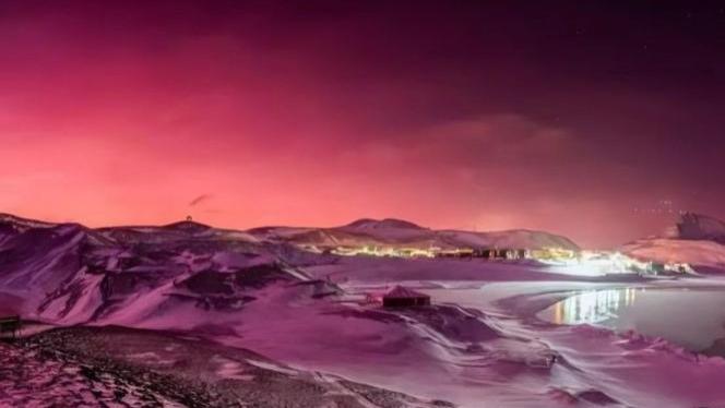 南极出现粉红天空，不是晚霞和极光，却与半年前汤加火山爆发有关