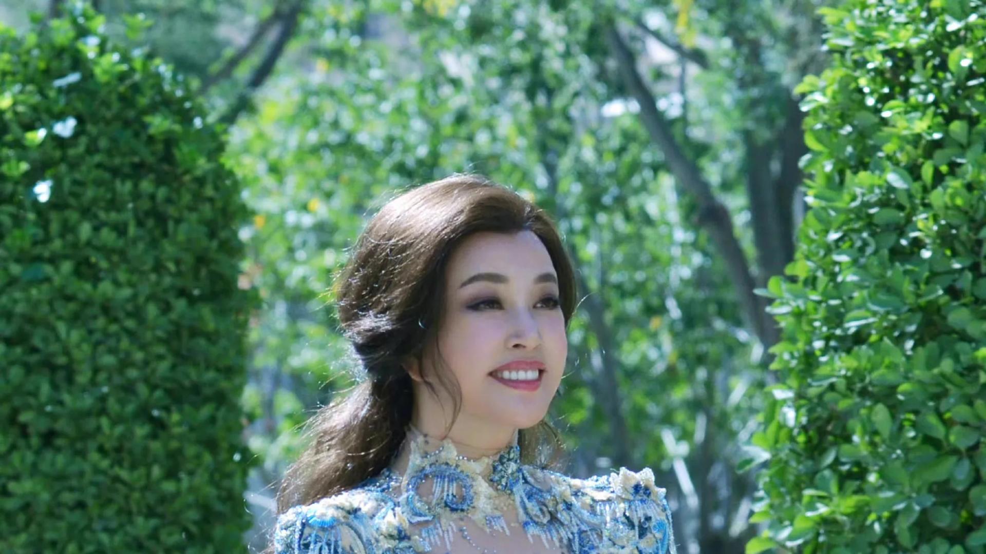 刘晓庆|刘晓庆终于不扮嫩了，身穿孔雀蓝旗袍，雍容华贵，尽显东方美！