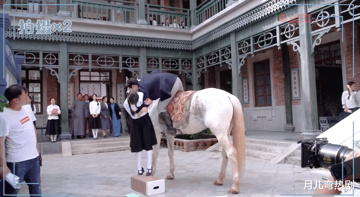 窦骁|窦骁很会拿捏女生心动的点，单手拎陈都灵的片花，我们能看一百遍