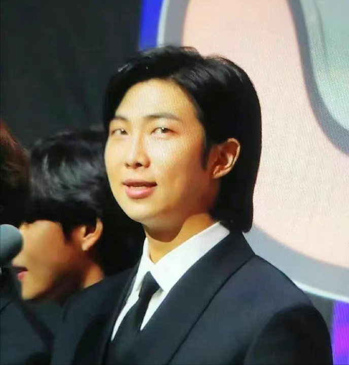 防弹少年团|曾当选全球最帅男人 韩团队长丑照又火了 中国粉丝怒怼：网友抹黑