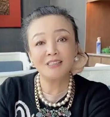 虞书欣|就离谱！汪小菲继父长相神似具俊晔，怪不得汪小菲不让孩子叫爸爸