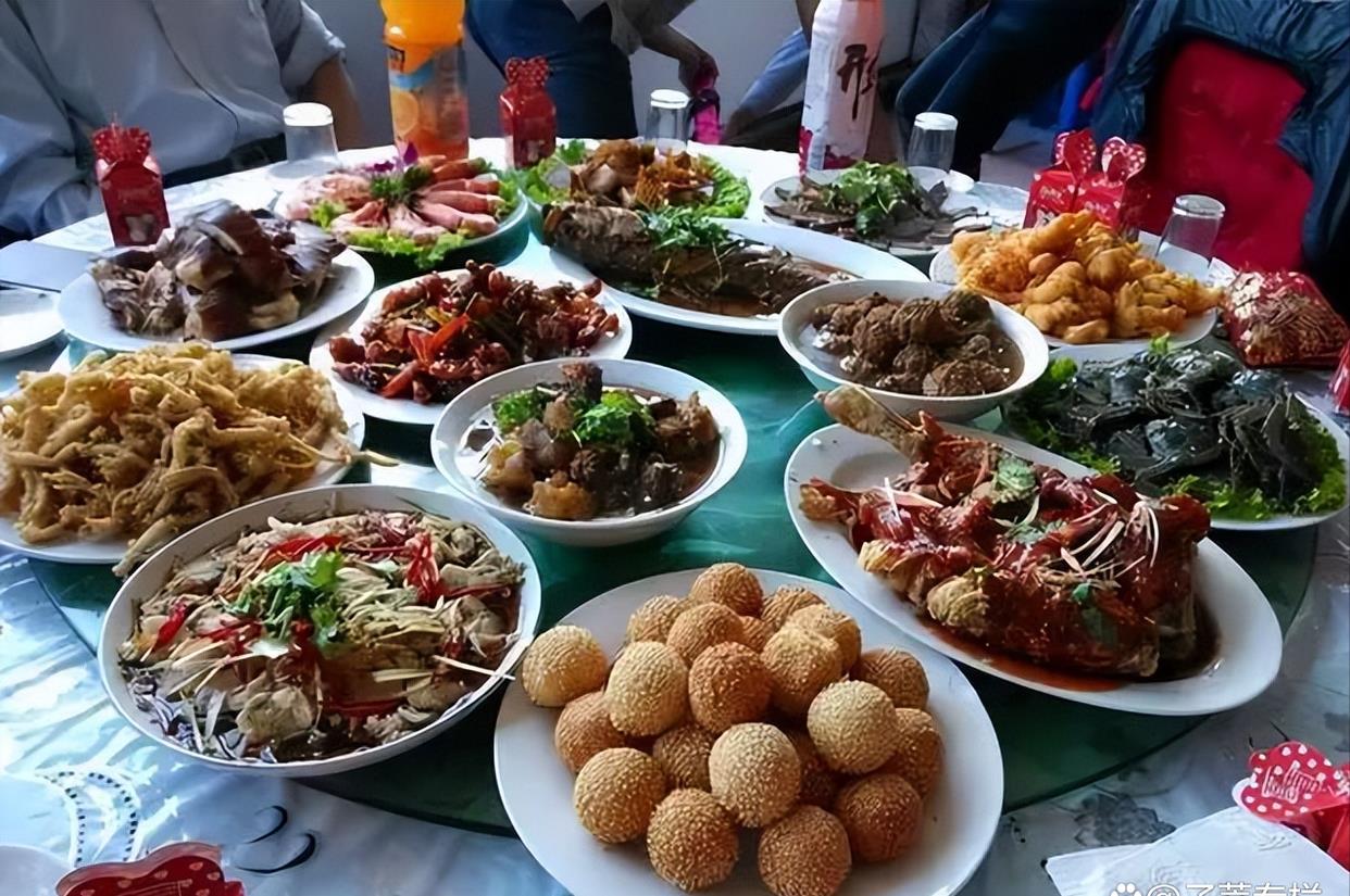 喜宴刚开席,老太将整盘菜倒入桶,女子摔筷子,同桌人竖大拇指
