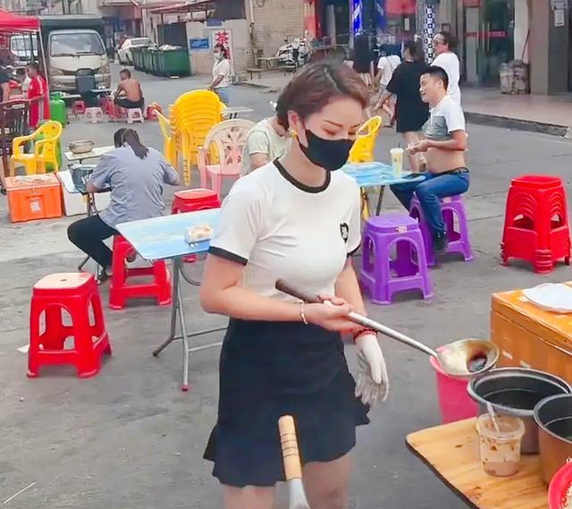 东莞“炒粉姐”走红,男性顾客络绎不绝,网友:她还是一个女强人