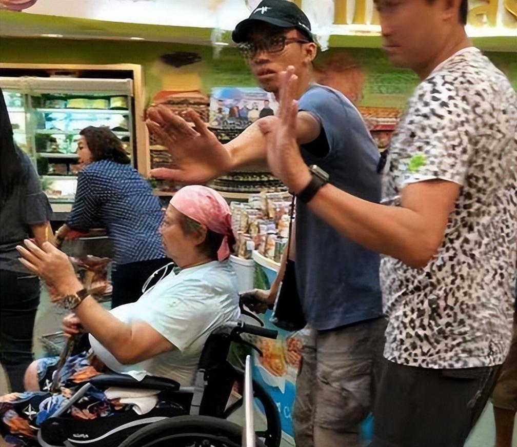 刘亦菲|洪金宝坐轮椅现身菜市场,身材消瘦状态吓人,网友赞叹太接地气