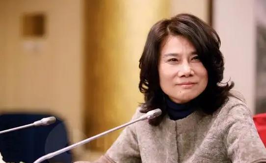 董明珠|董明珠直播失误后续！出错女主播消失，男主播一脸乖巧气氛压抑