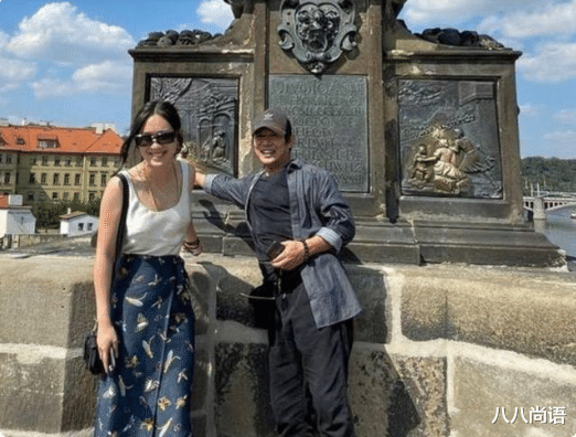 李连杰|李连杰外出旅游，穿四年前衣服超低调，小女儿甜美可人已走出抑郁