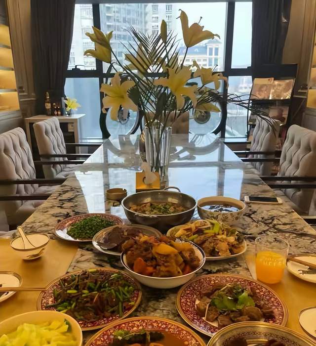 苏芒|又有演员出来卖惨了！拍戏6个月收入不足百万，诉苦：不如去上班