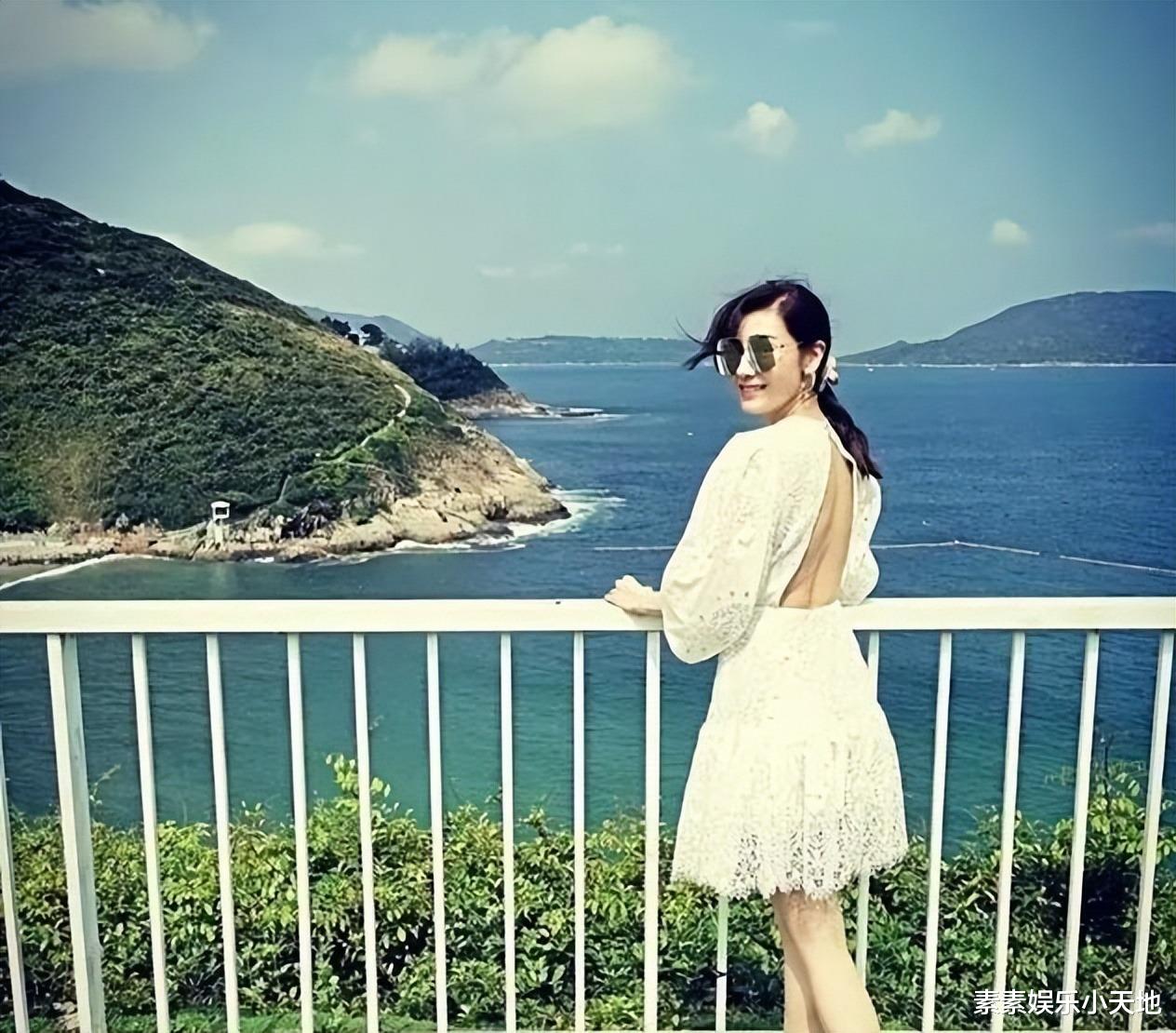 牛莉|李嘉欣在家中秀身材，和8年前的自己比美，穿高叉泳裤露长腿