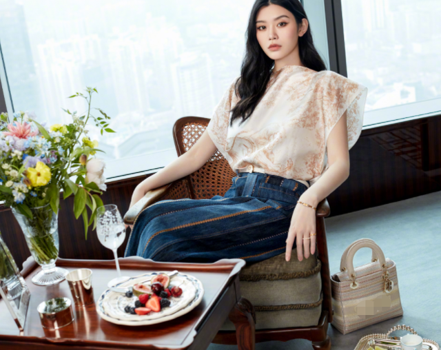 琉璃|奚梦瑶刚生完孩子就开工，在健身房倒立，配文下一个目标是不靠墙