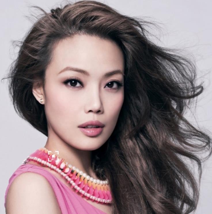 参观容祖儿在香港的豪宅，住着几十平的小蜗居，生活压力太大了