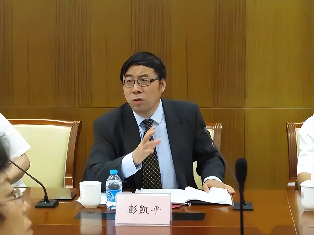 |专家：公务员太辛苦，应该有更多休息时间，你不理解他们的辛苦