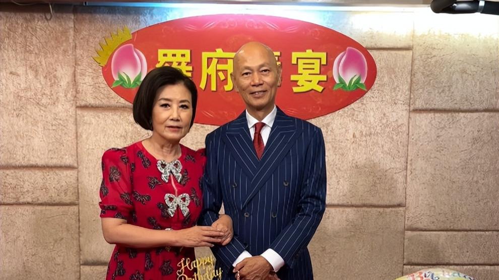 罗家英|罗家英为不当言论道歉后庆生，笑容僵硬疑未平复心情