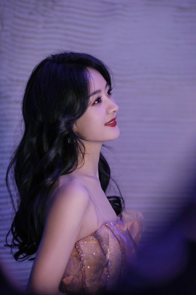 赵丽颖|赵丽颖甜美风造型太开挂！穿薄纱裙仙气十足，怼脸拍下轻松抗住镜头