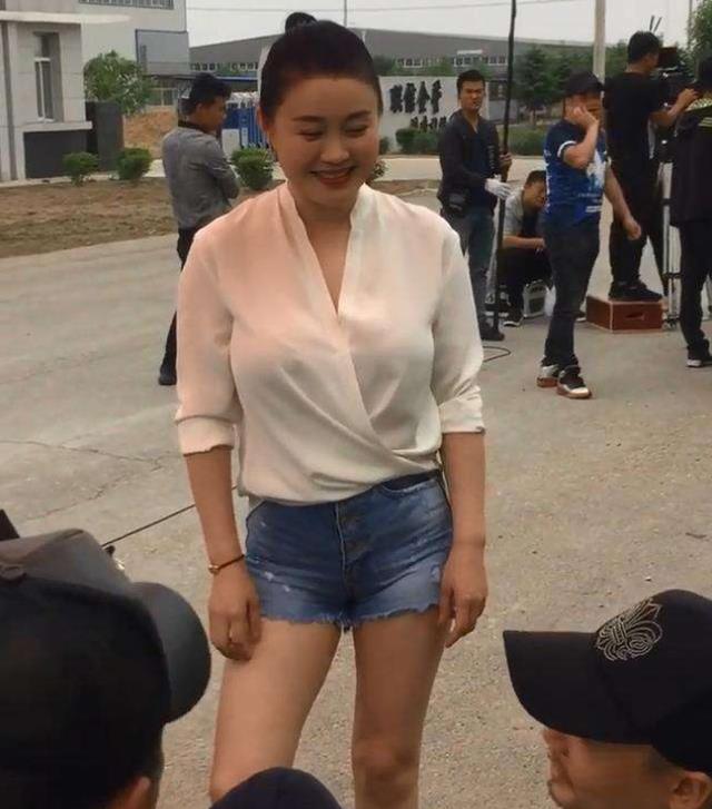 关婷娜|40岁关婷娜新戏开机，开300万大G去往片场，身材耸立贼有大姐范儿