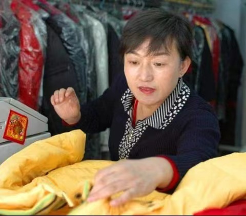 举重|举重冠军沦为搓澡工，退役后饱受男性特征困扰，如今结婚事业有成