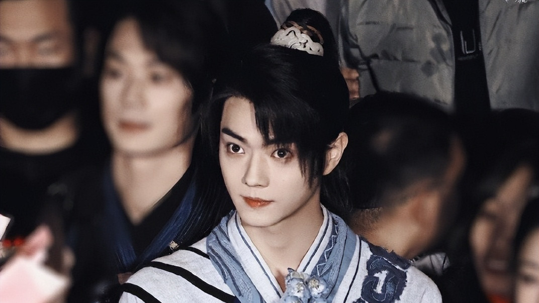 许凯|许凯《仙剑六》杀青照曝光！剑眉星目颜值高，和虞书欣合照卖萌！