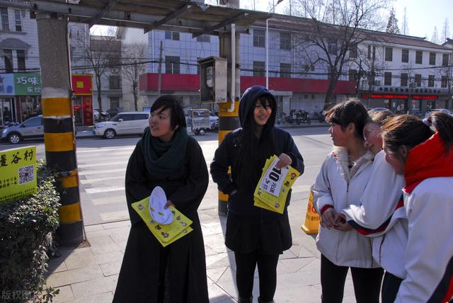 招聘|为什么街上发传单的人会认真发完，却不把传单丢了呢？