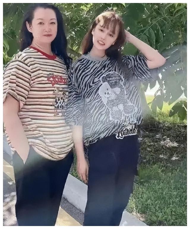 赵本山 赵本山老婆罕见现身,和女儿一起开直播,减肥成功后母女俩很像