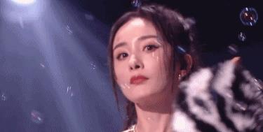 短发|跨年晚会上的女明星：关晓彤眼妆失败，宋茜气场全开，杨紫翻车了