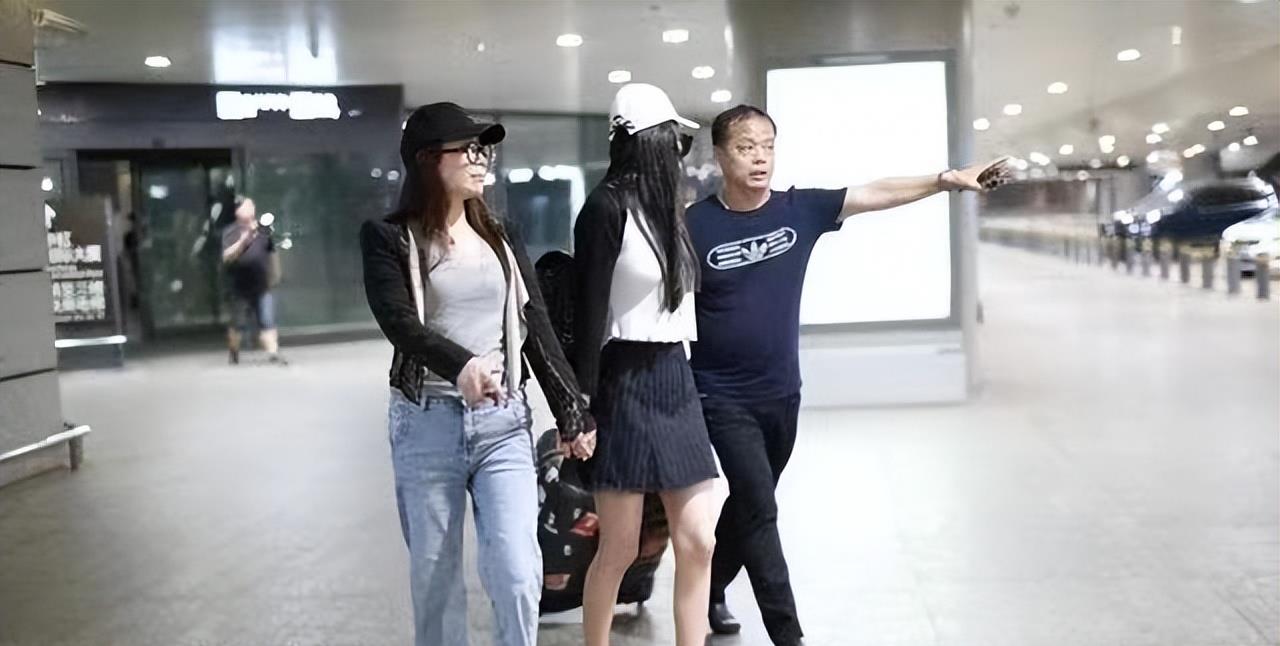 张馨予|张馨予与妈妈同行看起来像姐妹，遗传好气质，妈妈穿牛仔裤显年轻