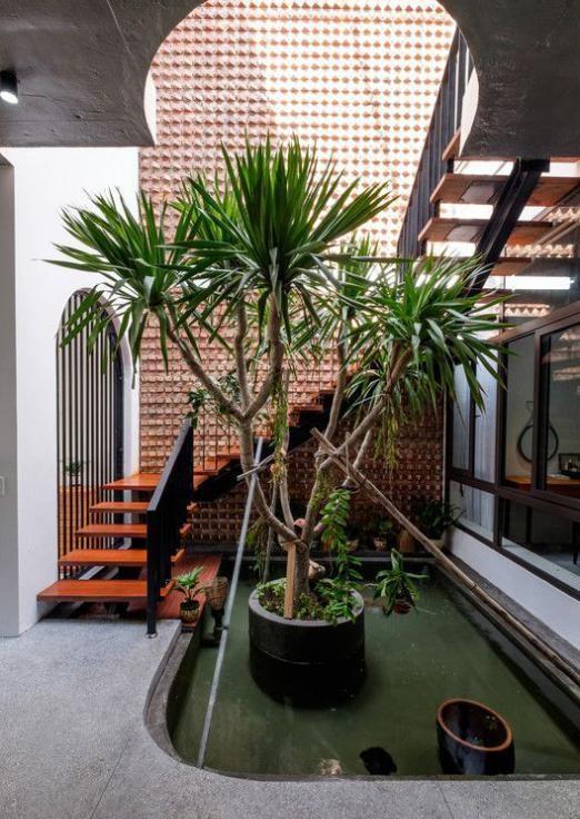 家里有天井，不做2种设计可惜了，一半甲板一半下沉式花园，真美