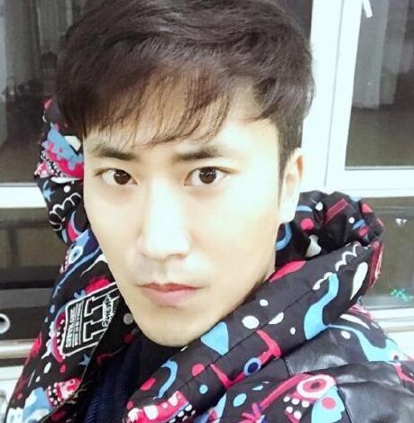 谢广坤|谢广坤被助理侍奉吃东北大饭包，一个经纪人两个助理的待遇独一份