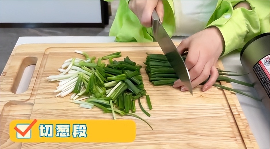 黄圣依|富婆黄圣依在豪宅内下厨！切菜手法太熟练，穿抹胸吊带皮肤白嫩