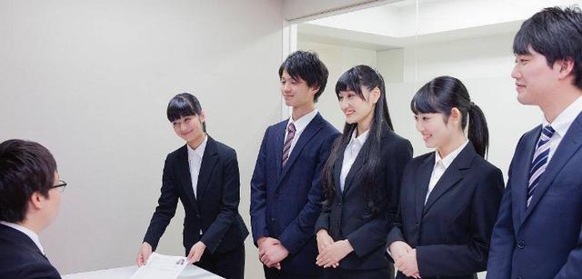 求职|面试官:3,3,8,8只用加减乘除,如何等于24?小伙逆思维被录用