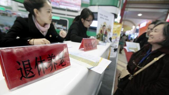 办理退休时,别忘拿着“离职档案”,不然退休后每月或少领720元