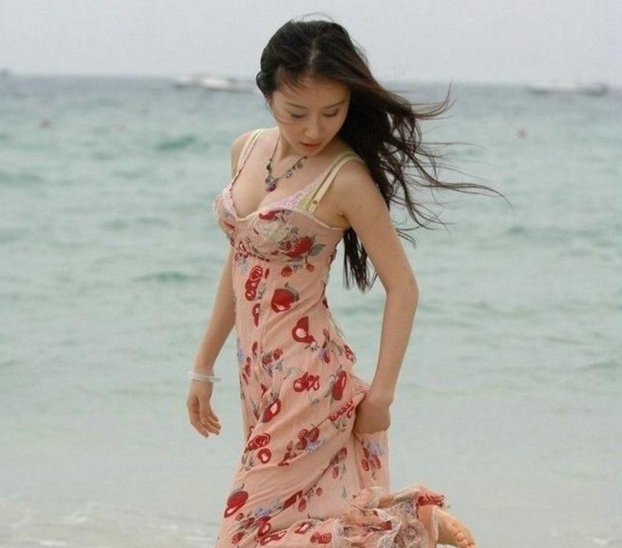 舒畅|舒畅海边度假照曝光，低领吊带裙曲线太美，清纯人设彻底崩塌