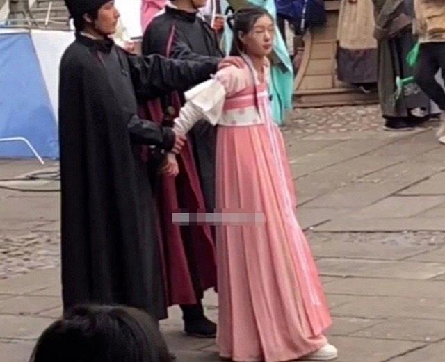 鞠婧祎|明星演戏辅助道具：baby的催泪棒，杨洋的假肩肌，鞠婧祎的增高鞋