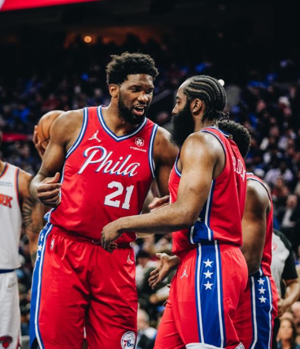 詹姆斯·哈登|NBA又一组三巨头？27分 +26分+25分 哈登恩比德不寂寞 小将成帮手