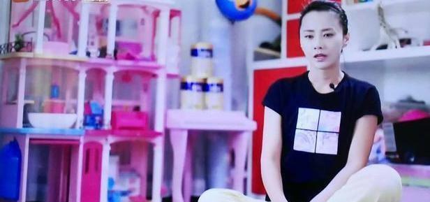 带你看看马舒雅住的豪宅,直接在地上铺黑布当餐台,生活太节俭了