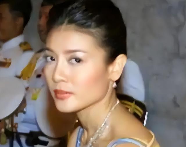 诗妮娜|37岁诗妮娜亮相例行海报，合影储妃提帮功，借助站位奠定复宠基础