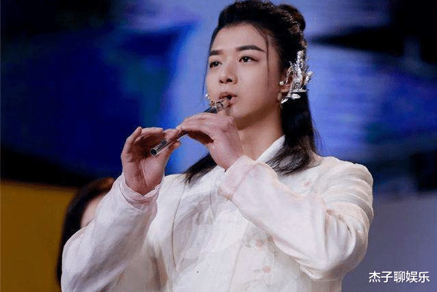 火风|60岁火风携女拉萨拜佛,戴天价佛珠,一家三口惹争议?